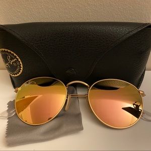 RAY BAN ROUND FLASH LENSES IN GOLD